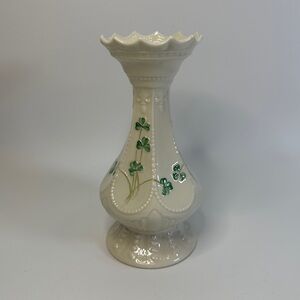BELEEK Ireland Beautiful Irish‎ Shamrocks Porcelain Fluted Top Table Vase